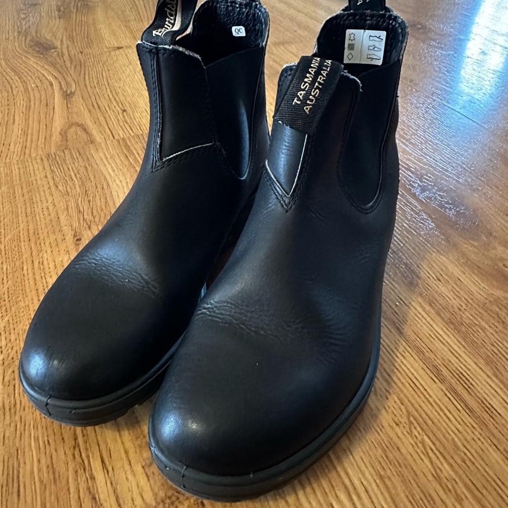 Blundstone Black Leather Chelsea Boots